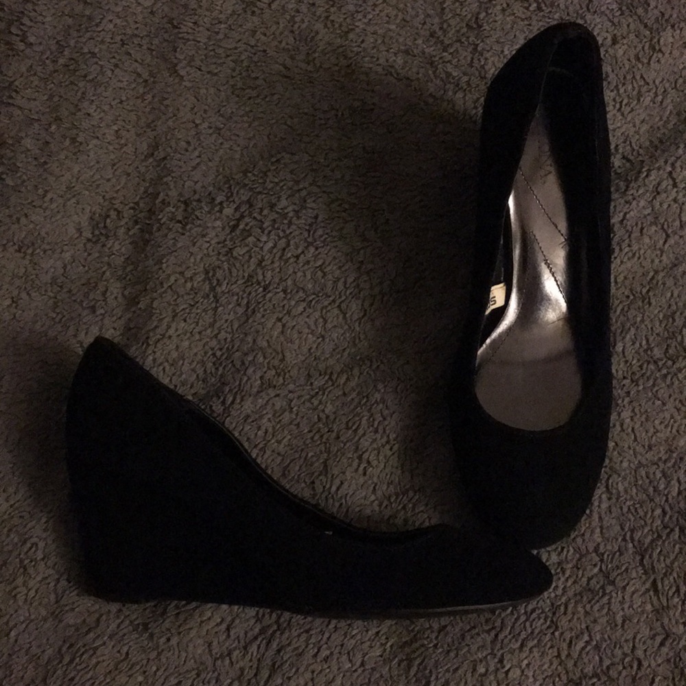 Little black wedges